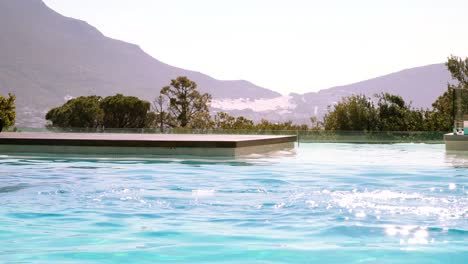 nadador en forma haciendo golpe de mariposa en la piscina al aire libre