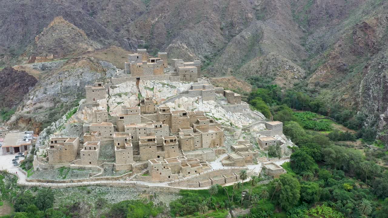 "thee ain historic village" que muestra las antiguas estructuras de piedra y los alrededores exuberantes de thee ain village, este video es perfecto para proyectos turísticos, históricos y documentales.