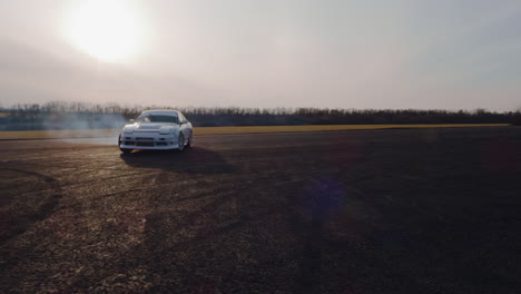 coche a la deriva en un campo