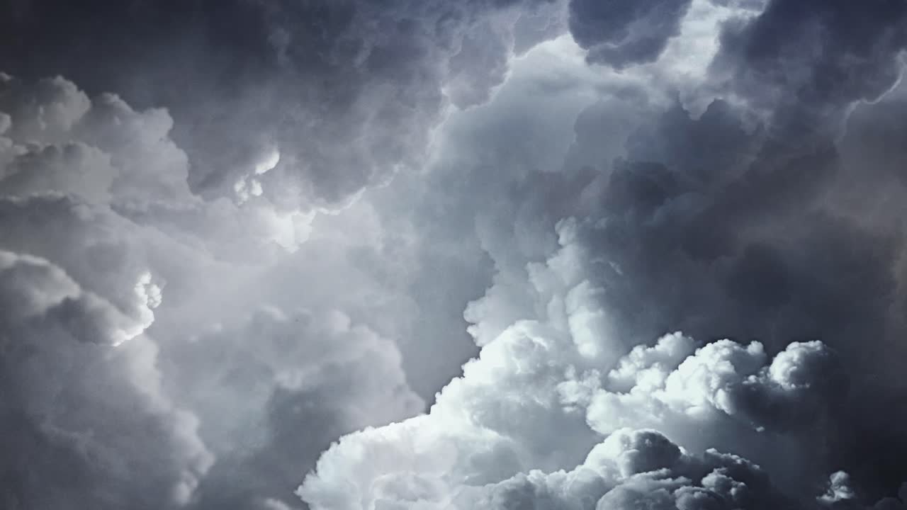 nubes oscuras y relámpagos antes de la tormenta