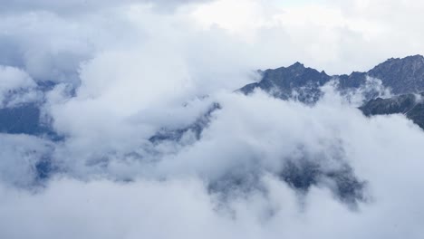 lapso de tiempo de tenues nubes pasando sobre snowbird, alaska