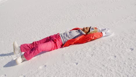 Junge-Frau-Genießt-Den-Winterschnee-Und-Die-Sonne