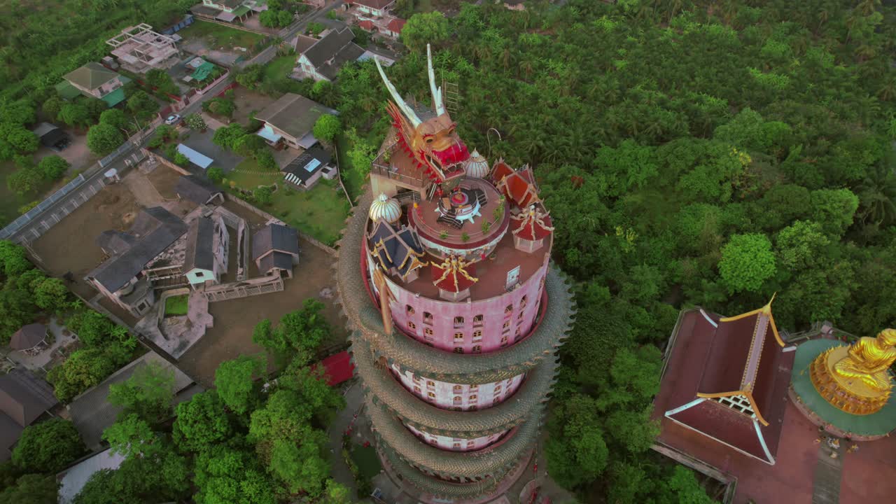 un avión no tripulado girando sobre el templo del dragón wat samphran cerca de bangkok, tailandia durante el día