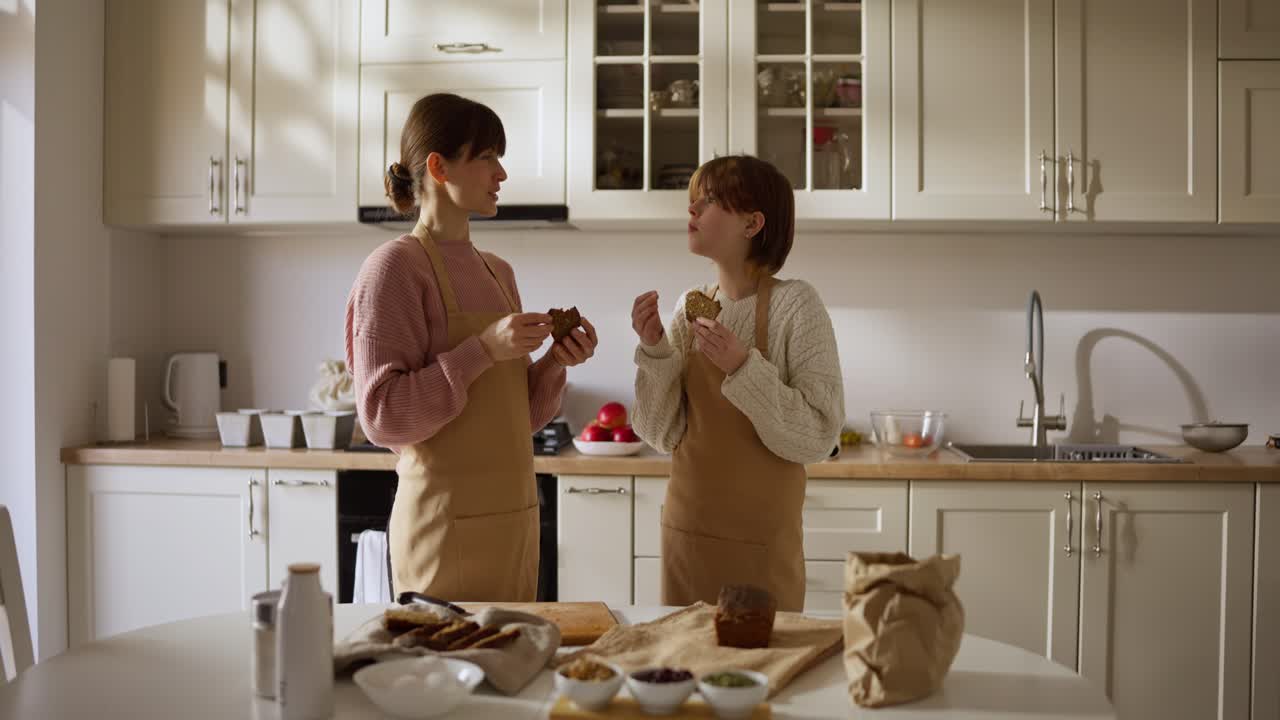 두 명의 여성이 부에서 고 있습니다.