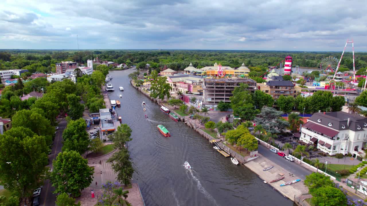 아르헨티나 부에노스아이레스 주 티그레 시 티그레 강에 있는 쌍동선