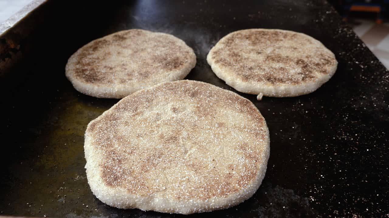 pan plano árabe tradicional marroquí redondo de grano entero, caliente a vapor en una estufa en las calles de la medina en essaouira, marruecos.