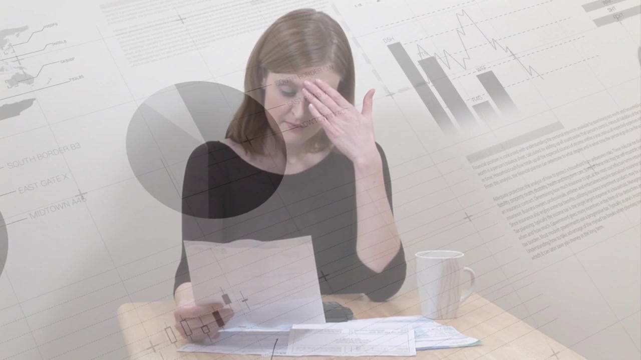 Mulher de meia-idade levantando um documento, analisando dados financeiros e usando o telefone com gráficos sobrepostos ao documento.