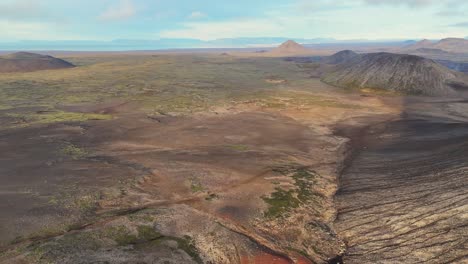 Imágenes-De-Drones-4k-Con-Vistas-A-La-Montaña-Del-Volcán-Islandia