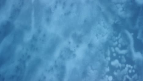 vídeo aéreo sobre un lago congelado, vídeo abstracto con bellos diseños en el hielo