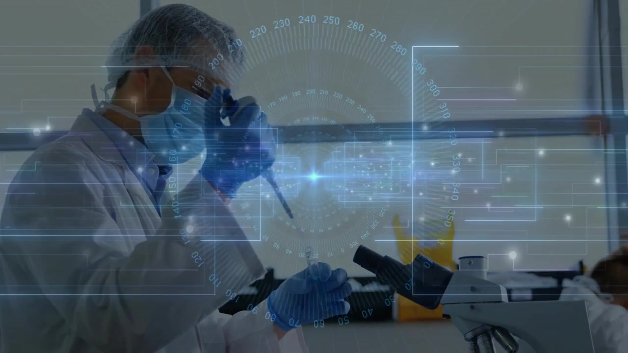 Científico después de inspeccionar un vial, usando una pipeta para aspirar y luego enfocando el microscopio bajo una pantalla HUD para investigación.