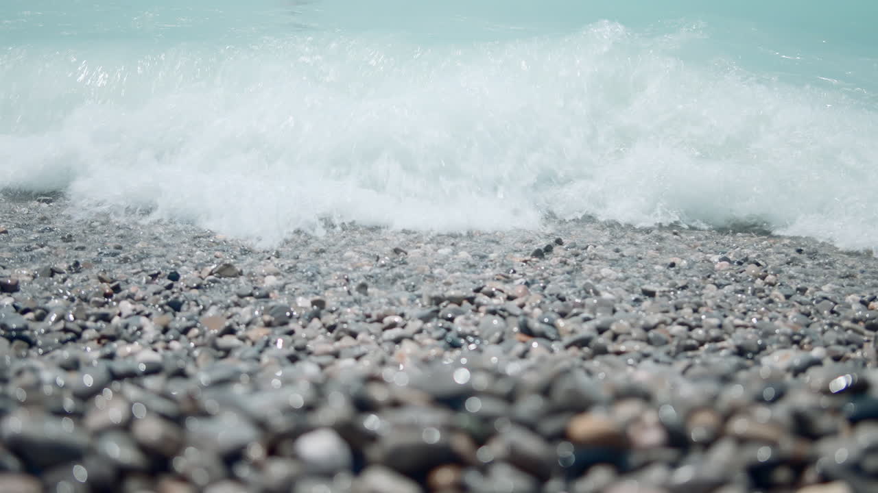 바위 해변에 부히는 파도