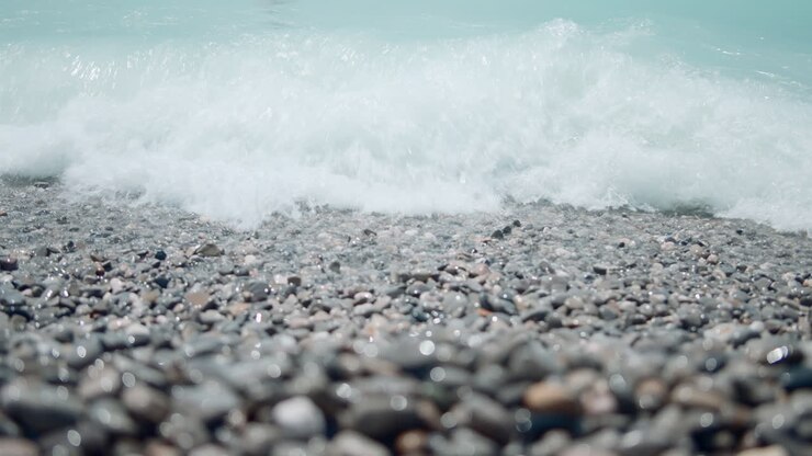 Onde che si infrangono su una spiaggia di ciottoli