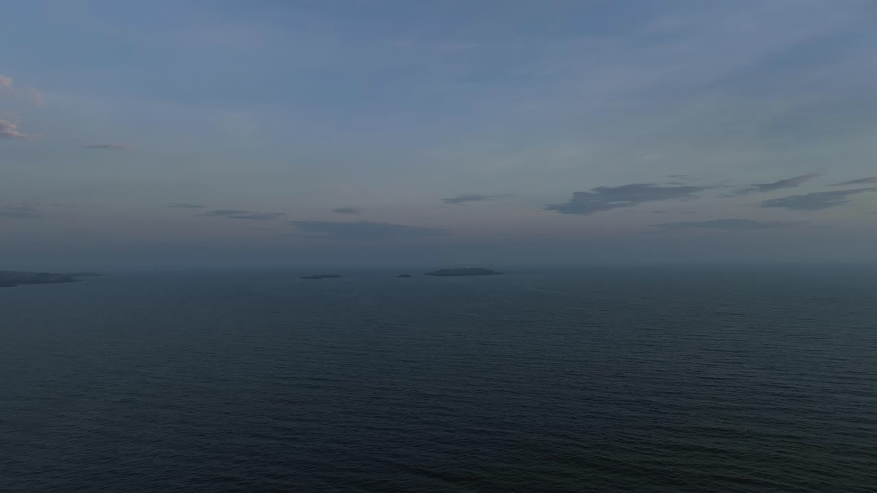 새벽의 저녁 공중 사진, 멀리, 북해 배경에 마르슈타인 등대와 함께 섬에 접근