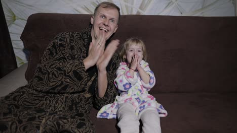 Hija-Pequeña-Con-Su-Padre-Viendo-Una-Película-Interesante-Con-Grandes-Emociones.