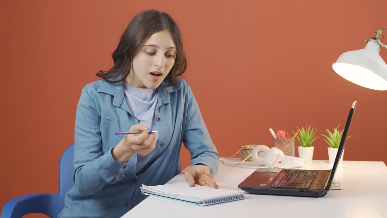 una joven pensante se le ocurre una gran idea.