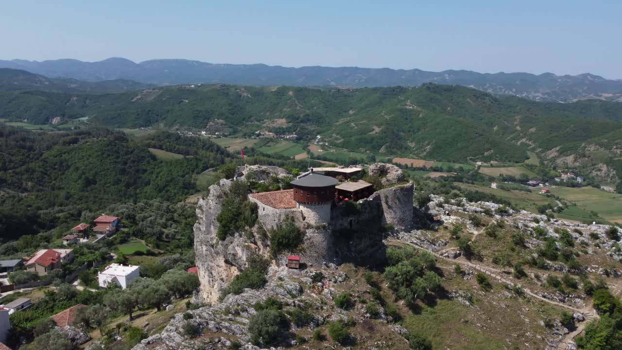petrelë castillo sobre el nivel del mar.[1]