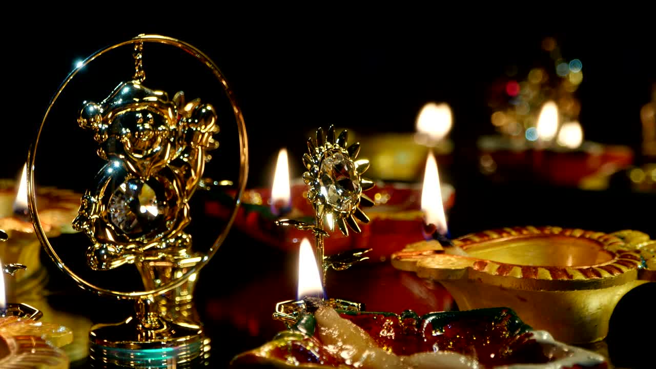 deepak se quema en la oscuridad.