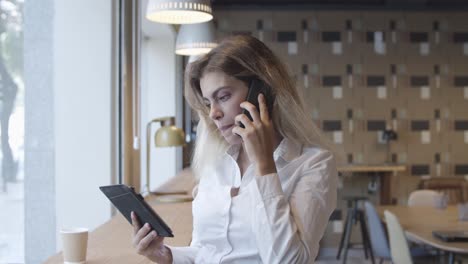 feliz mujer joven positiva hablando por teléfono