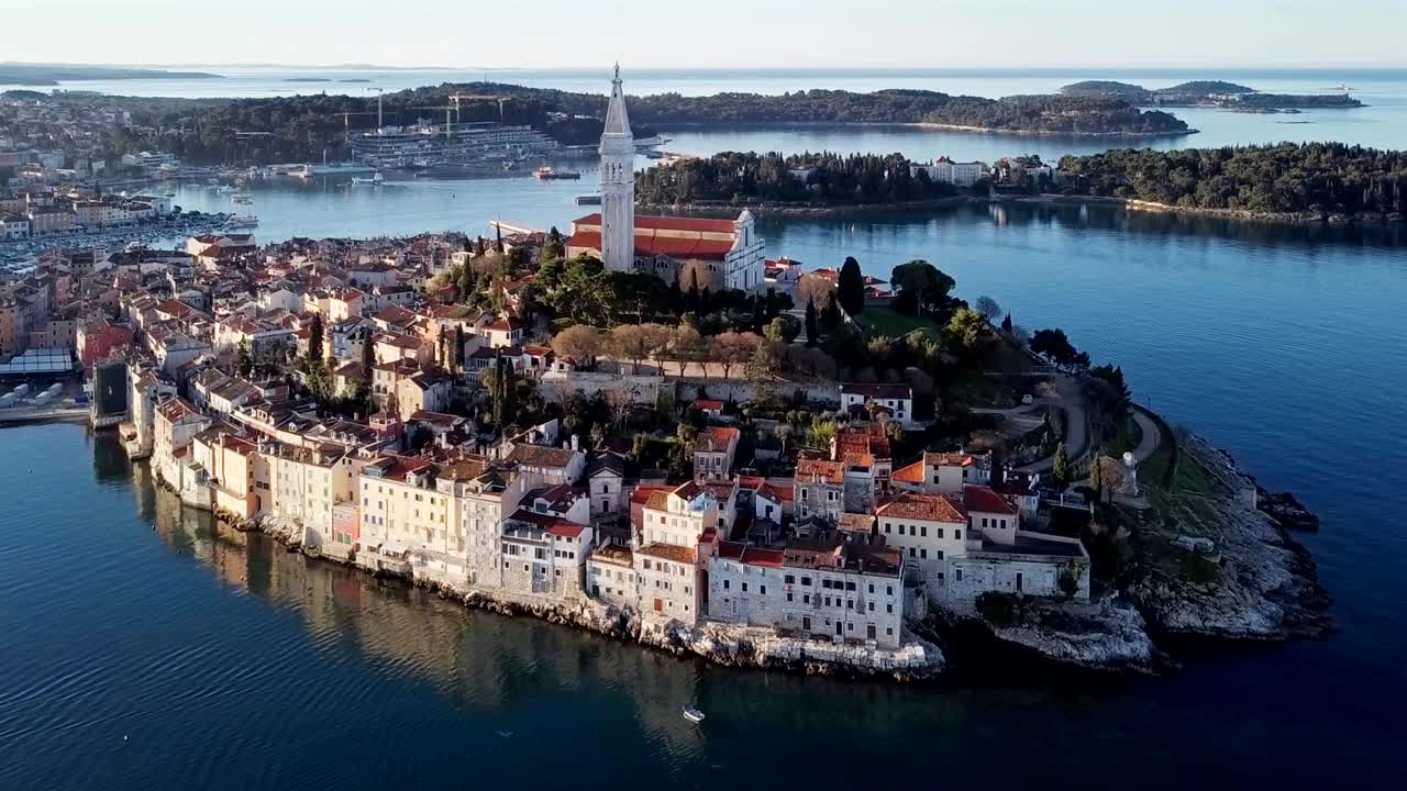 크로아티아 로비니의 오래된 도시 로비니 (rovinj) 의 아침 공중 파노라마