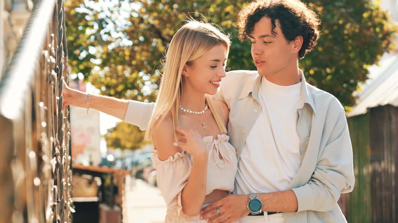 야외에서 사랑에 빠진 커플