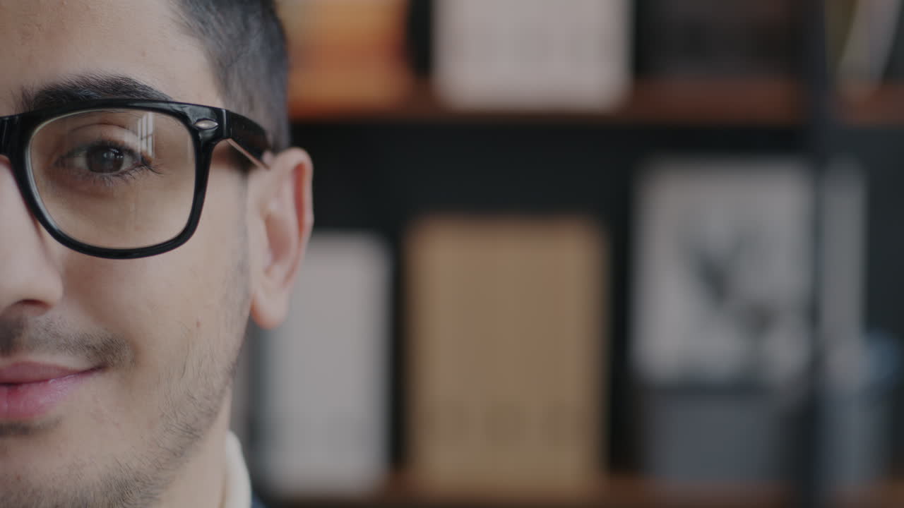 primer plano de un hombre con gafas