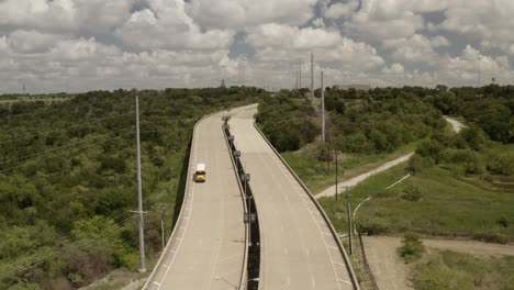 Autobús-Escolar-Viajando-Con-Seguridad-En-La-Carretera