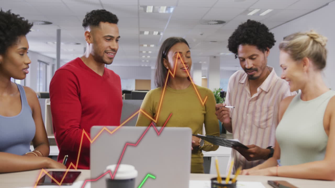 animación del procesamiento de datos estadísticos en un equipo de diversos colegas que discuten juntos en la oficina