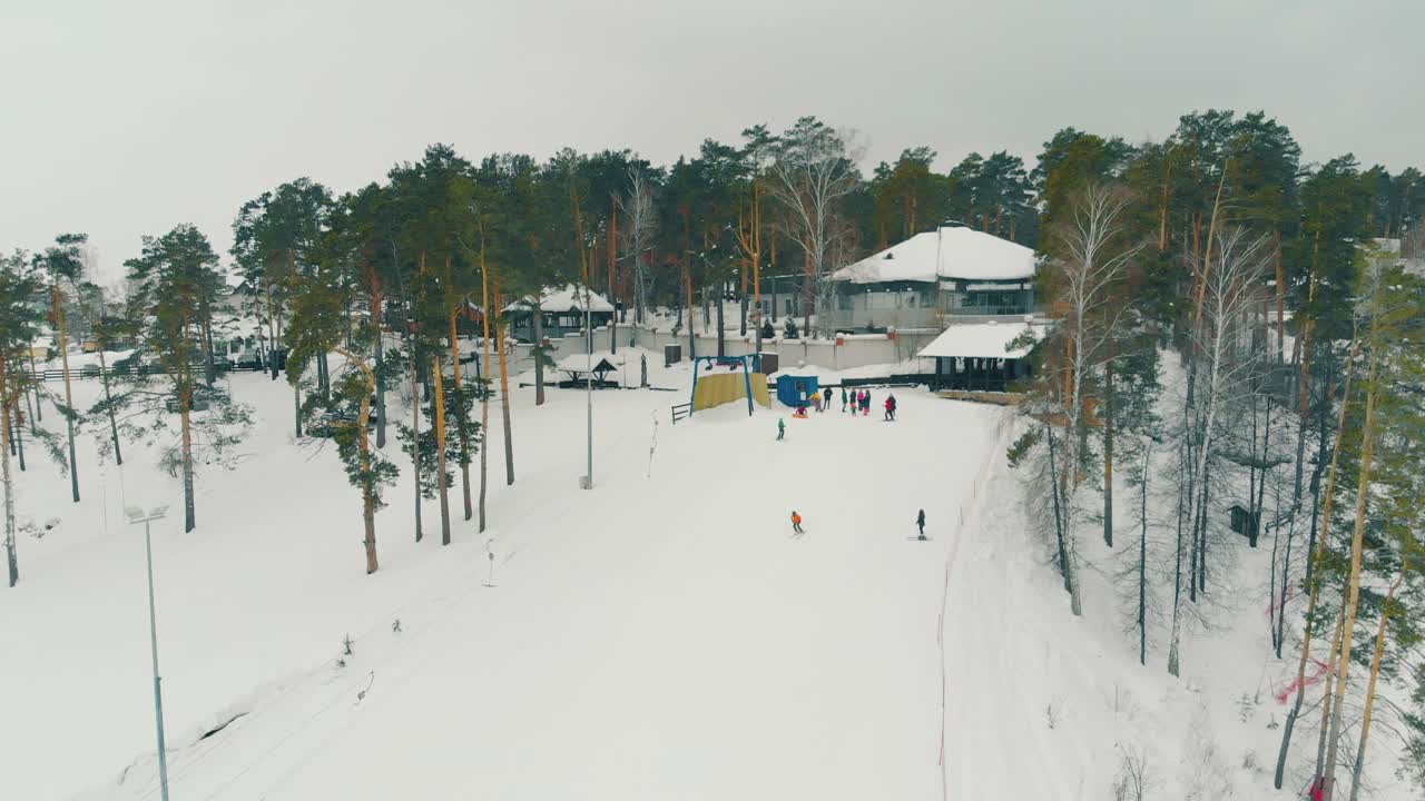 소나무 조감도 사이에 스키 리조트가 있는 산 정상