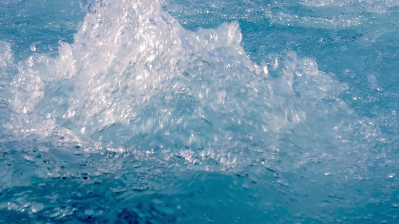 핫. 클로즈업. 개방된 핫에서 거품이 나는 물, 수영장. 열대 리조트, 바가