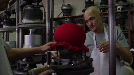hombre de raza mixta trabajando en una fábrica de sombreros