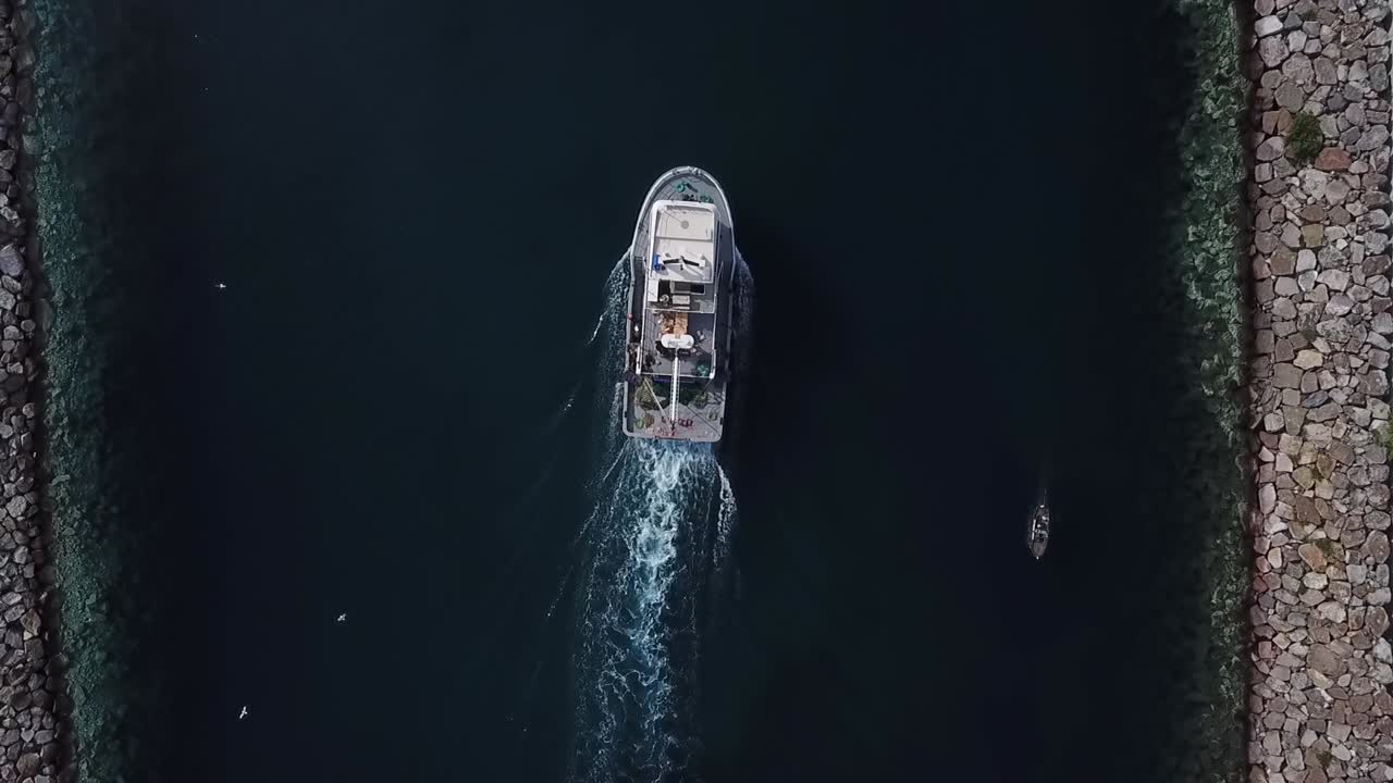 어선이 항구로 들어오다