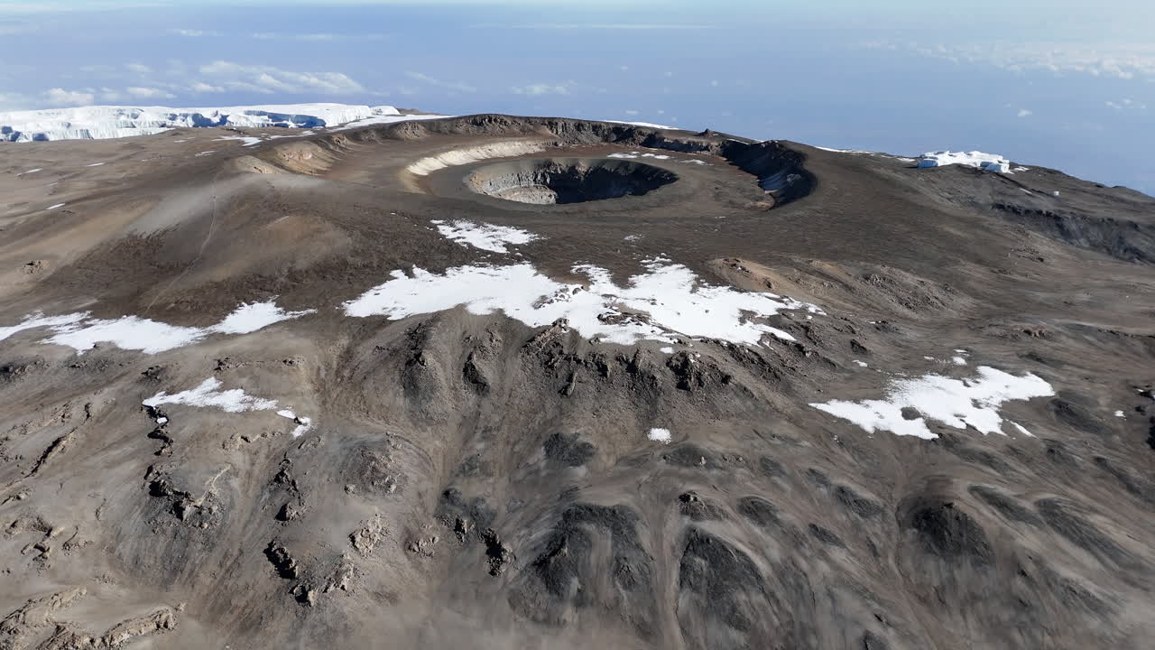 기리만자로 산의 우루루 피크가 화산 분화구 쪽으로 날아가는 드론.