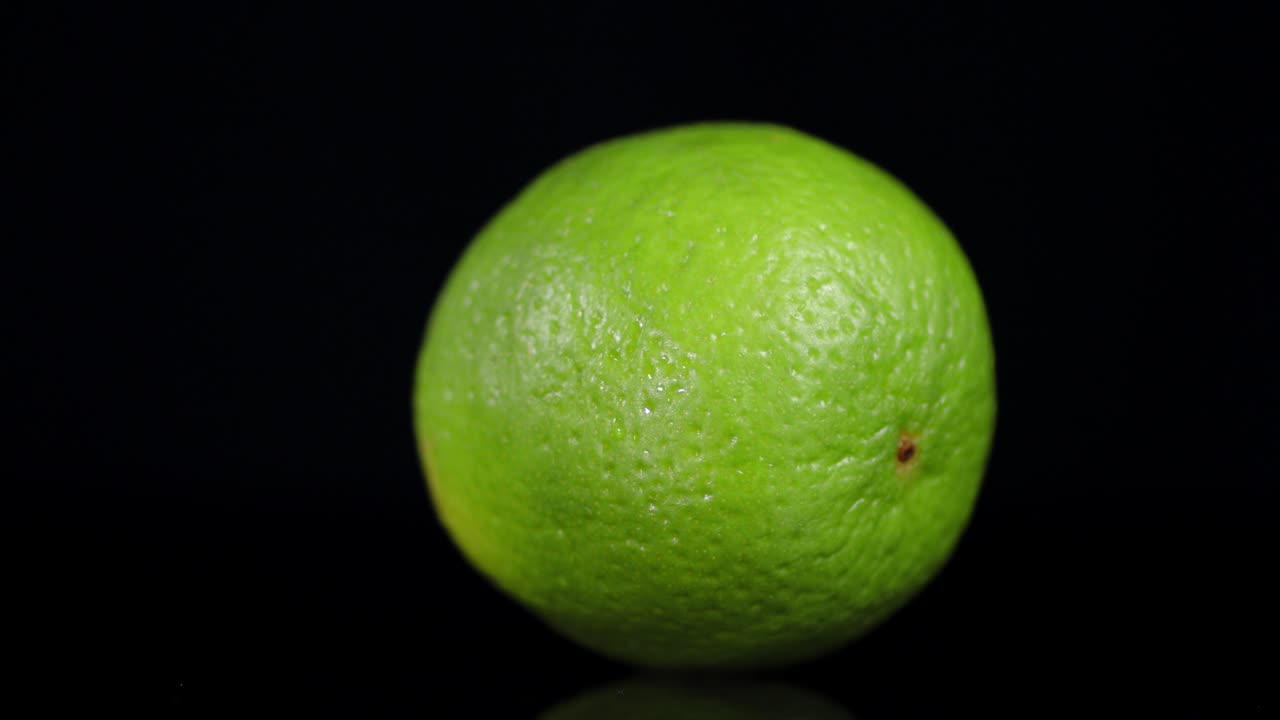 un limón fresco girando lentamente.