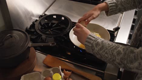 Mujer-Caucásica-Cocinando-En-Su-Casa