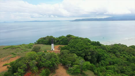 Toma-En-órbita-De-Un-Faro-En-Una-Isla-Tropical-En-El-Océano-índico-Frente-A-Madagascar