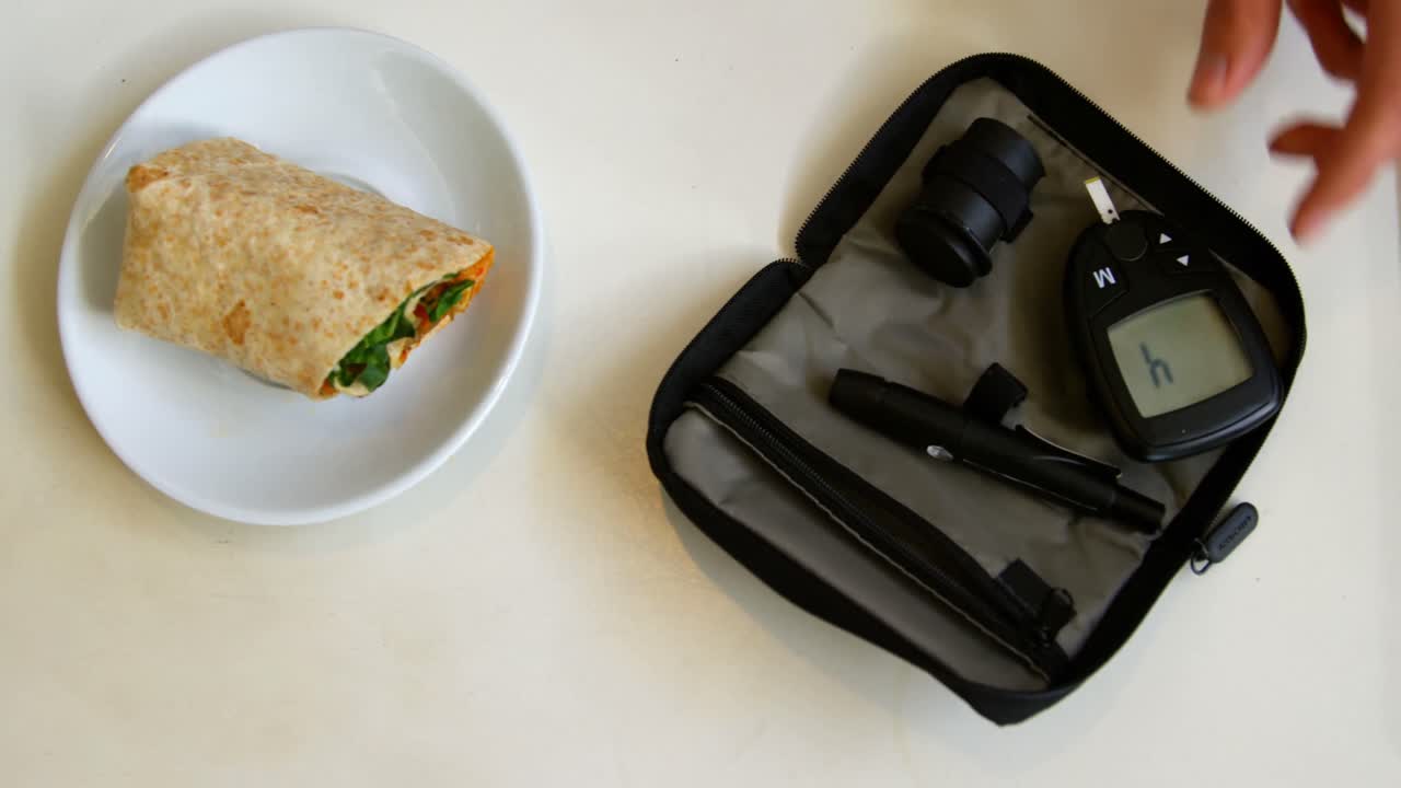 juego de glucometro y comida en la mesa 4k