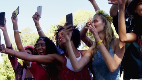 amigas que se divierten en el festival de música 4k
