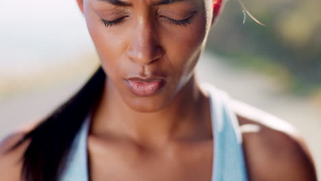 respiración, deportes y el rostro cansado de la mujer listo
