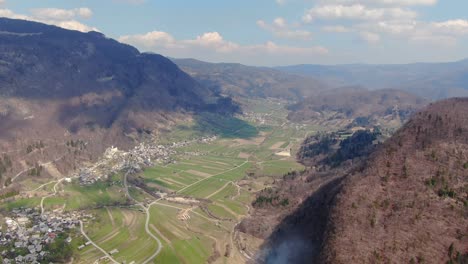 Vista-Aérea-Del-Fondo-Del-Valle-Cerca-Del-Lago-Bohinj-En-Eslovenia