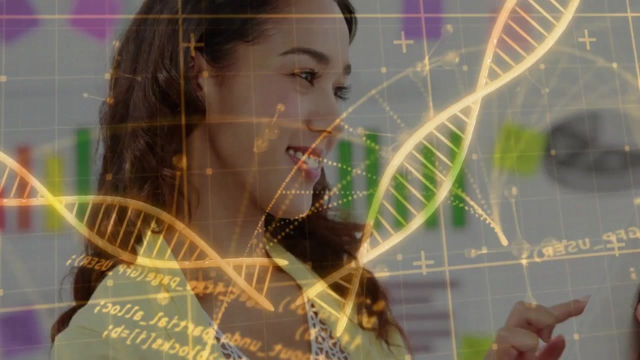 Mulher tocando no tablet em um laboratório de saúde e gerando uma hélice de DNA, sobreposições de código mostrando resultado positivo.