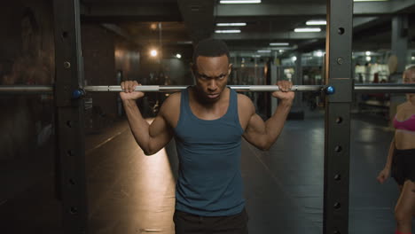 vista frontal de un hombre afroamericano atlético en el gimnasio.