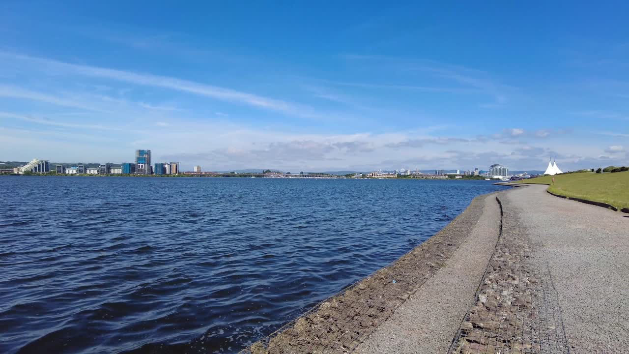 은 날 호수 위 의 도시 풍경