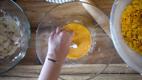 Mujer-Carne-Empanada-Pechuga-De-Pollo-En-Un-Mostrador-De-Cocina