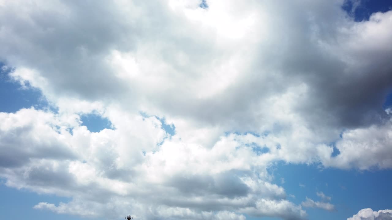 푸른 하늘에서 구름의 시간 흐름