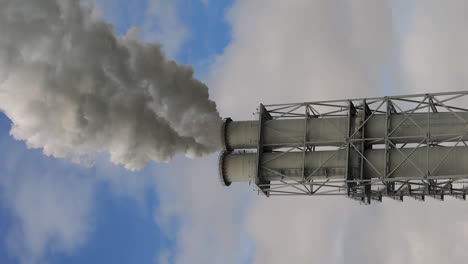 Vertikal---Industrieller-Schornstein-Stößt-Giftigen-Rauch-Aus,-In-Eemshaven,-Niederlande