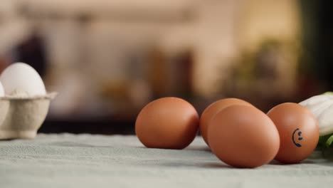 feliz fiesta de pascua. huevos de pollo de primer plano. prepararse para la pascua, pintar y decorar huevos. celebración cristiana, tradiciones familiares.