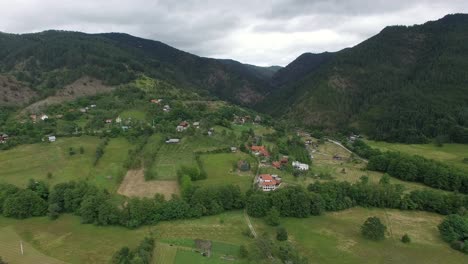 Escena-Aérea-Del-Pueblo-En-Las-Montañas-De-Serbia