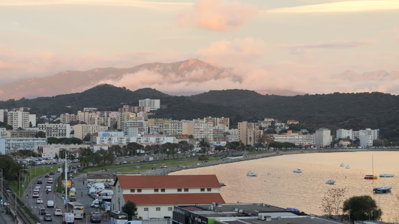 프랑스 아자치오 의 산책로 와 바다 를 따라 도로 를 지나가는 자동차