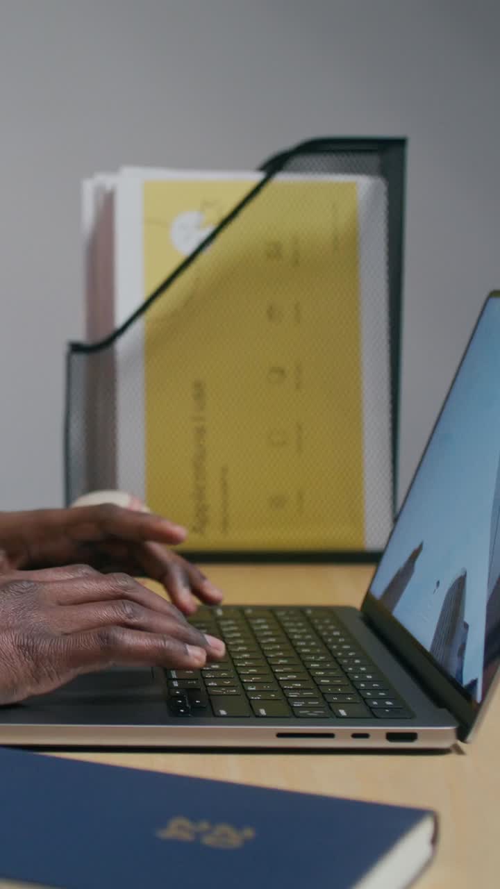 pessoa a trabalhar num portátil num escritório