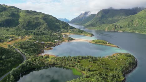 lofoten eilanden natuur, lagune en fjord in de zomer in tengelfjord, noorwegen - lucht 4k cirkelen